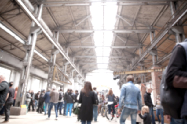 人们正在一个现代化的购物中心里购物图片下载