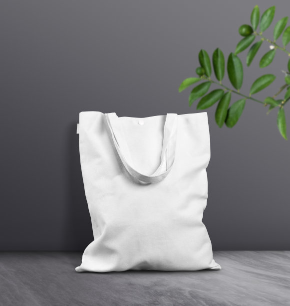 白色大手提袋对抗深灰色的背景图片下载