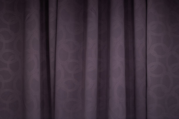 紫色窗帘与工作室照明波浪窗帘图片下载