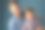 一个男人和一个男孩的肖像在蓝色墙壁前穿着屎白种人父亲和儿子指着摄像机图片下载