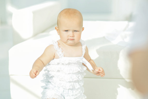 可爱的宝宝在父母的卧室里微笑图片下载