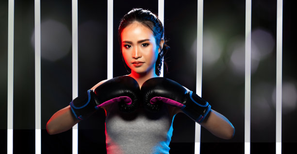 女孩在现代霓虹拳击馆锻炼图片下载