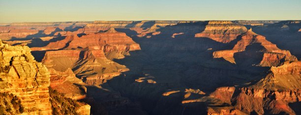 美国亚利桑那州科罗拉多河雕刻而成的陡峭峡谷，壮观的风景和风景。全景照片图片下载