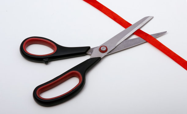 剪子剪红丝带的特写。图片下载