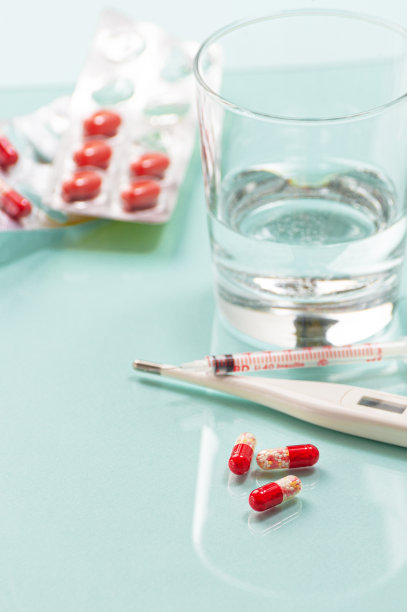 药片和一杯水。文本的空闲空间。图片下载