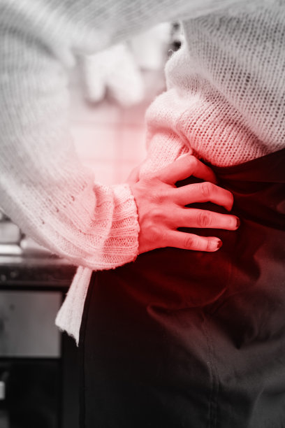 打扫房间、厨房和做家务时受伤。图片下载