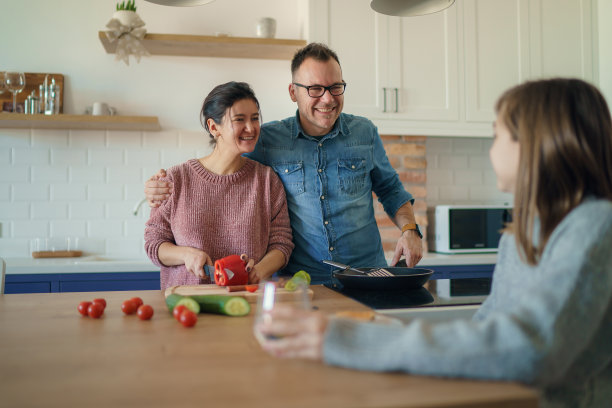 快乐的家庭互动，在家里一起吃早餐图片下载