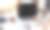 一名年轻女性坐在咖啡馆里使用笔记本电脑的镜头。图片下载