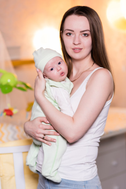 年轻母亲怀抱婴儿图片下载