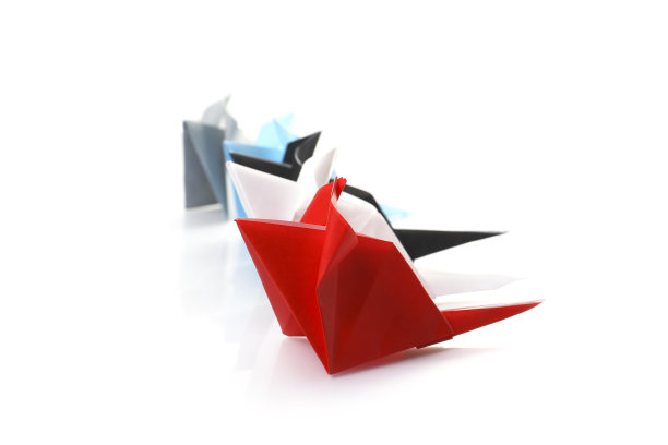 折纸鼠标在白色背景。图片下载