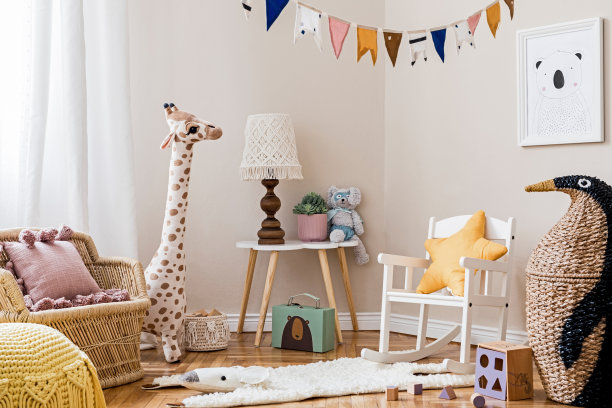 时尚的斯堪的纳维亚风格的室内儿童房模拟框架，天然玩具，挂饰，设计家具，毛绒动物，泰迪熊和配件。儿童房室内设计。模板。图片下载