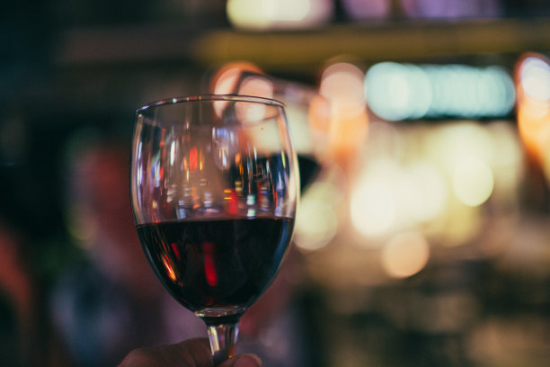 在雅典，一对夫妇为好消息庆祝和欢呼，每人手里拿着一杯红酒。图片下载