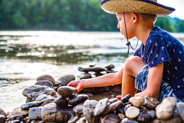 男孩在河边玩耍图片下载