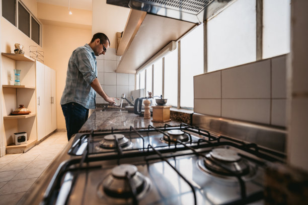 人洗碗图片下载