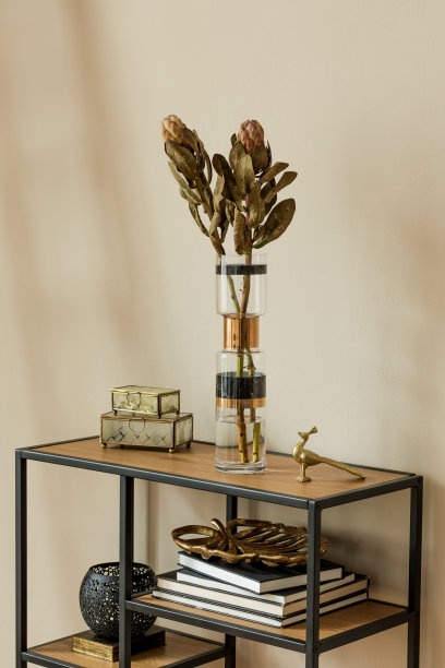 时尚和花卉构成美丽的鲜花在现代花瓶上的设计架子与优雅的配件。花的概念与阴影的米色墙壁。室内设计。模板。图片下载