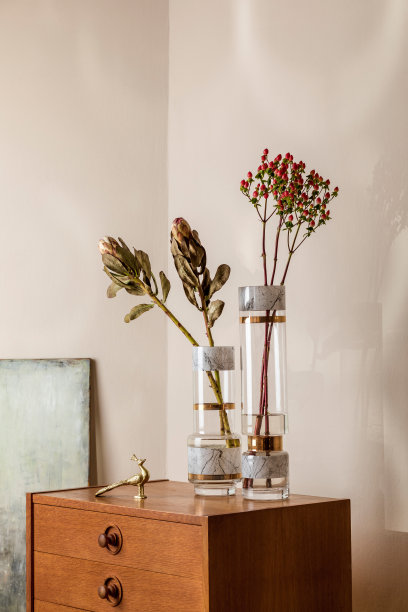 时尚和花卉构成美丽的鲜花在现代花瓶上复古的木制马桶与优雅的配件。花的概念与阴影的米色墙壁。室内设计。模板。图片下载