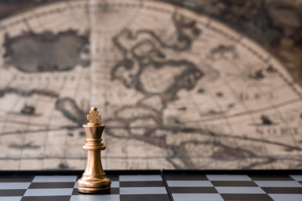 一个国王独自站在古老的世界地图上。金钱游戏的概念。一个真正的赢家。最后一站。副本的空间。图片下载
