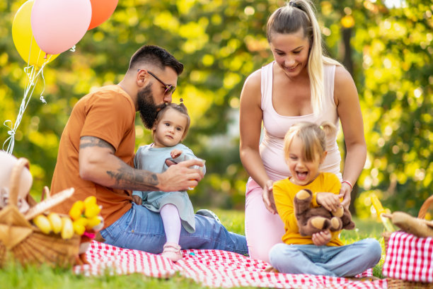 在公园里野餐的快乐家庭图片下载