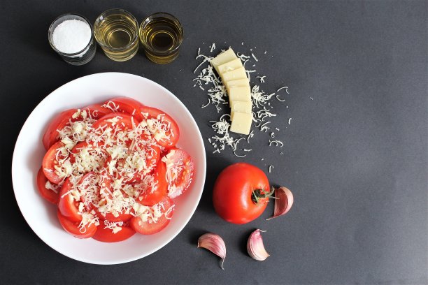 番茄沙拉配大蒜和奶酪的照片图片下载