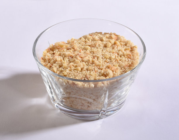 碎榛子片放在玻璃碗里图片下载