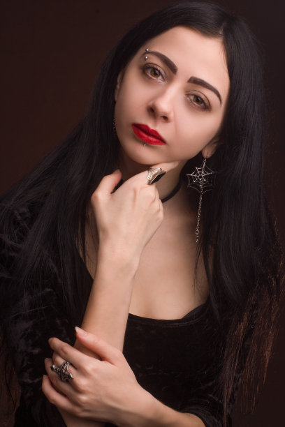 深色背景的黑发女人穿着哥特风格的衣服图片下载