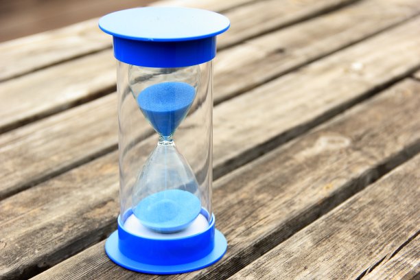 沙漏在桌子上图片下载