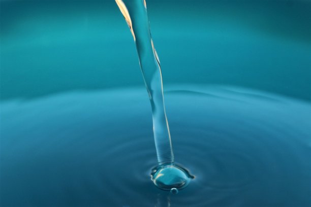 倒入干净的蓝色水纹理背景图片下载