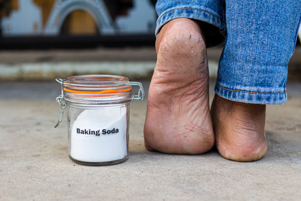 脚后跟附近的一瓶小苏打打破了健康美容的概念素材图片