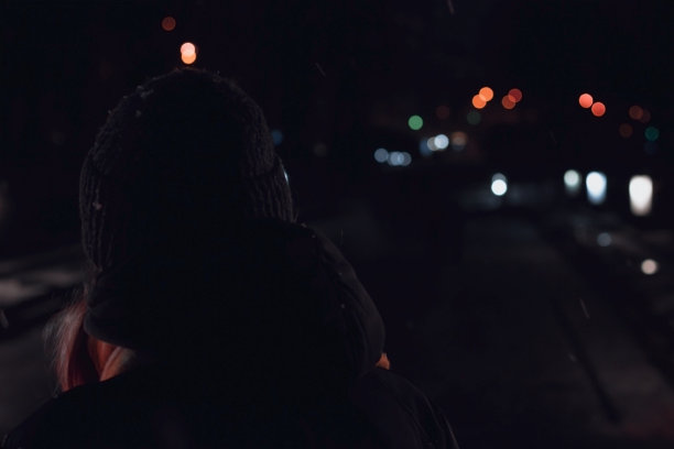 夜晚的年轻女子图片下载