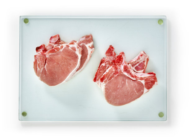 新鲜的生猪排从超市孤立在白色。图片下载