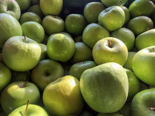 青苹果水果背景。图片下载