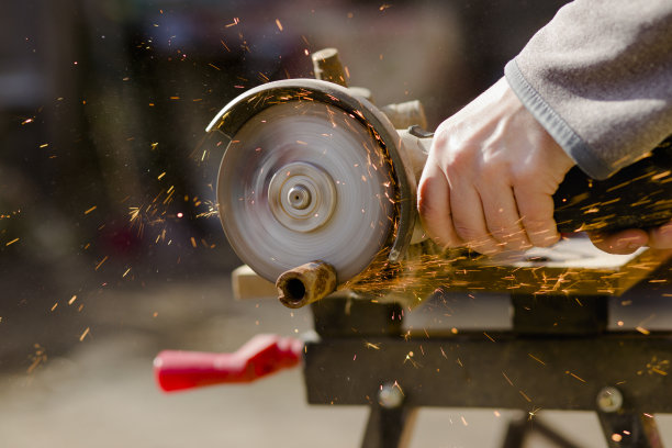 用磨床切割金属的艰苦工作图片下载