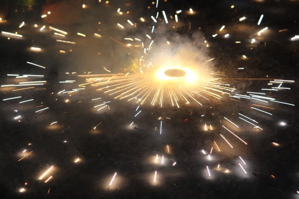 五颜六色的烟花在晚上，明亮的烟花蜡烛为圣诞节或新年节日图片下载