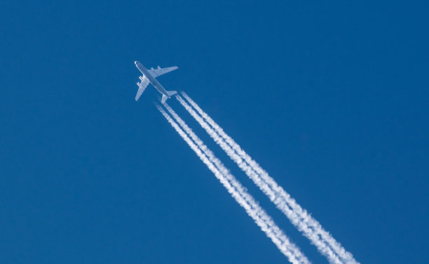 蓝天上的货运飞机。图片下载
