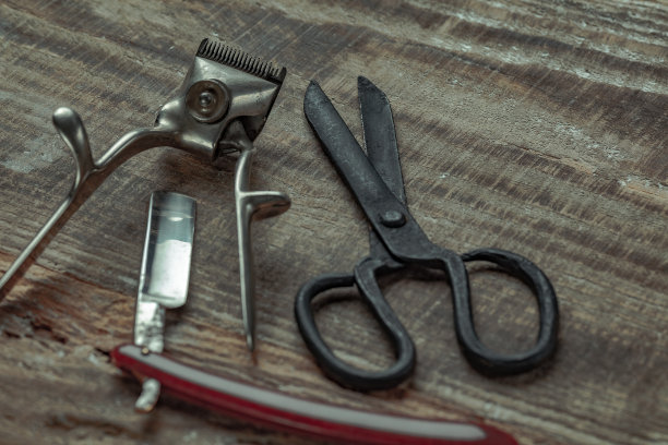 木制桌子背景上的老式钢剪刀图片下载