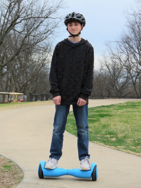 十几岁的男孩在公园里骑悬浮滑板图片下载