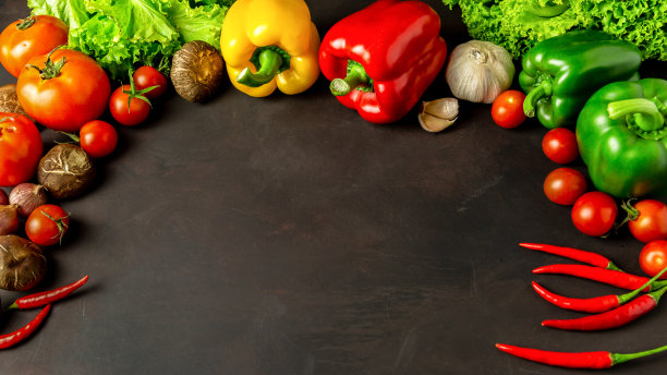 用自由空间将蔬菜放在木质背景上。有机和素食的健康理念。前视图。图片下载