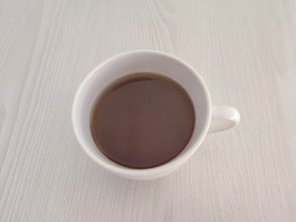 在有复印空间的木桌上放上一杯白色的茶或咖啡。一张为café或餐厅菜单或包装背景的照片。图片下载