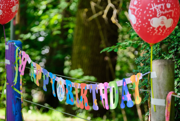 五彩缤纷的生日纸花环在春天的花园图片下载