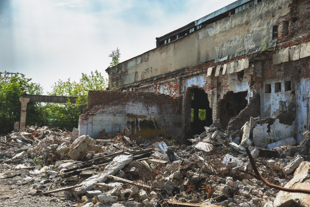 自然灾害或战争造成的，带有大粒混凝土垃圾的废弃建筑图片下载