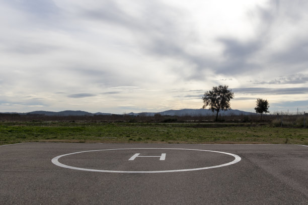 空旷的直升机场或沥青地面上的直升机场。图片下载