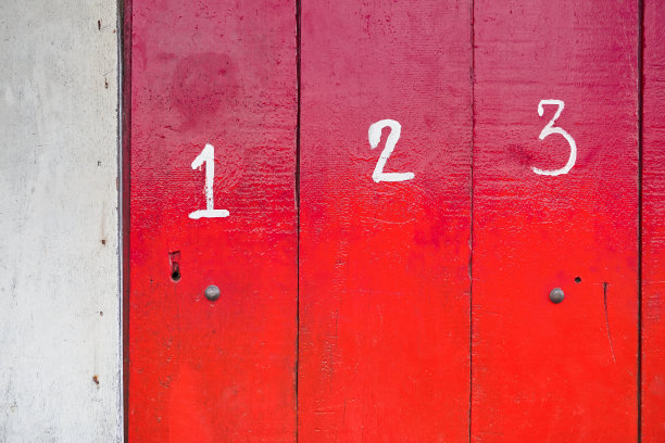 彩色的木板上印着白色的大数字图片下载