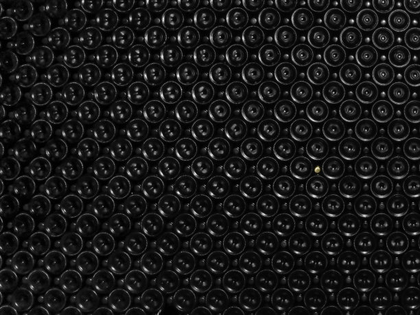 酒窖中香槟酒瓶的图案图片下载