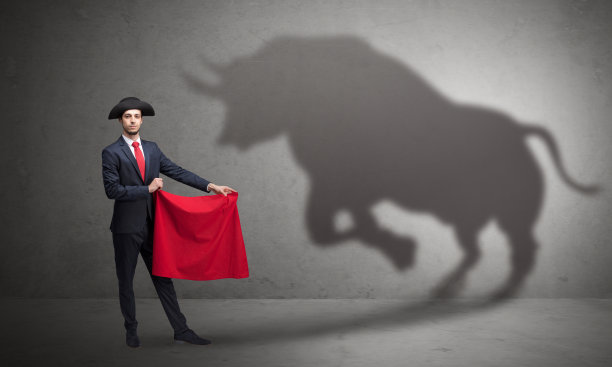 具有公牛影子和斗牛士概念的商人图片下载