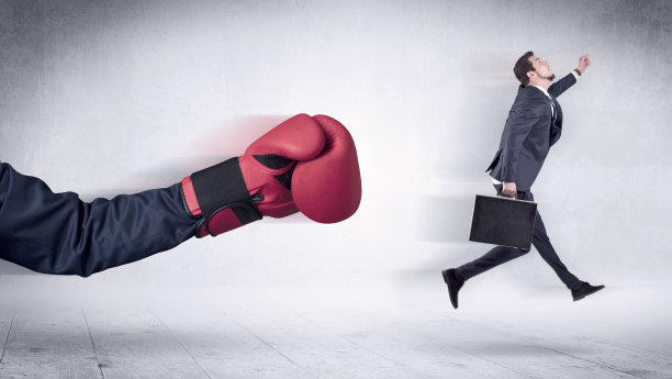 巨大的拳击手套冲击了商人的概念图片下载