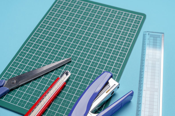 剪刀，切刀，订书机和尺子图片下载