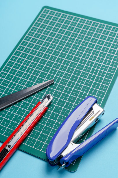 剪刀，切刀，订书机和尺子图片下载