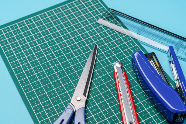 剪刀，切刀，订书机和尺子图片下载