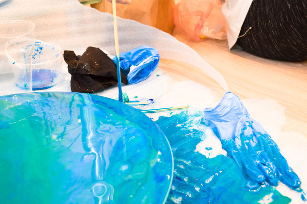 用丙烯酸蓝多色树脂刷子在圆形木板上绘制一个自制的新潮抽象现代图案图片下载