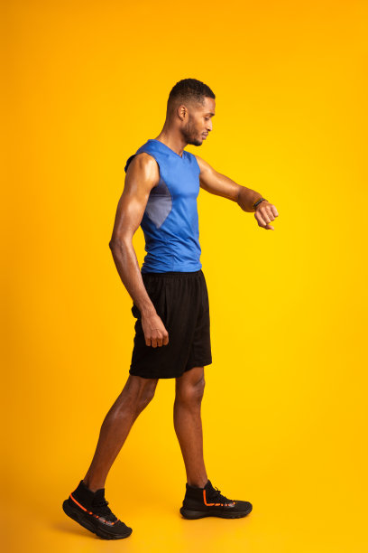 全长度的非洲人看手表的照片图片下载